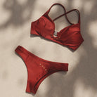  maillot de bain Hope posé sur le sable avec pierres de Brown Goldstone